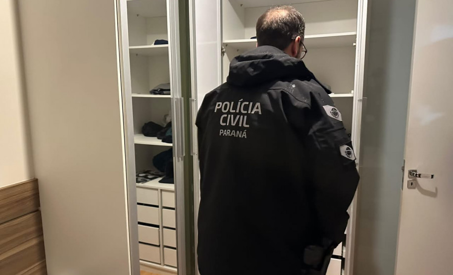 A Polícia Civil do Paraná (PCPR) prendeu, nas primeiras horas desta quinta-feira (10), três pessoas suspeitas de participação no homicídio de Rafael Mendes da Rocha, que foi morto dentro de seu próprio veículo. A investigação apontou que o crime foi planejado e tem relação com o tráfico de drogas.