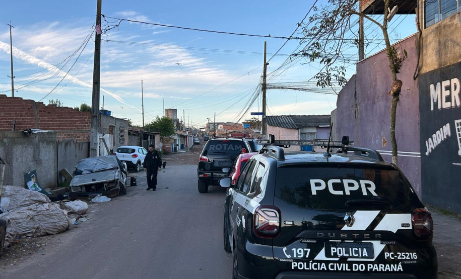Forças de segurança apreendem mais de 20 celulares e produtos clandestinos durante operação em Curitiba