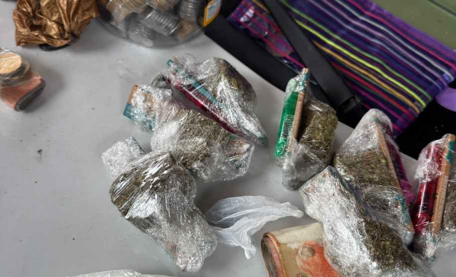 PCPR apreende drogas durante ação no bairro Sítio Cercado, em Curitiba