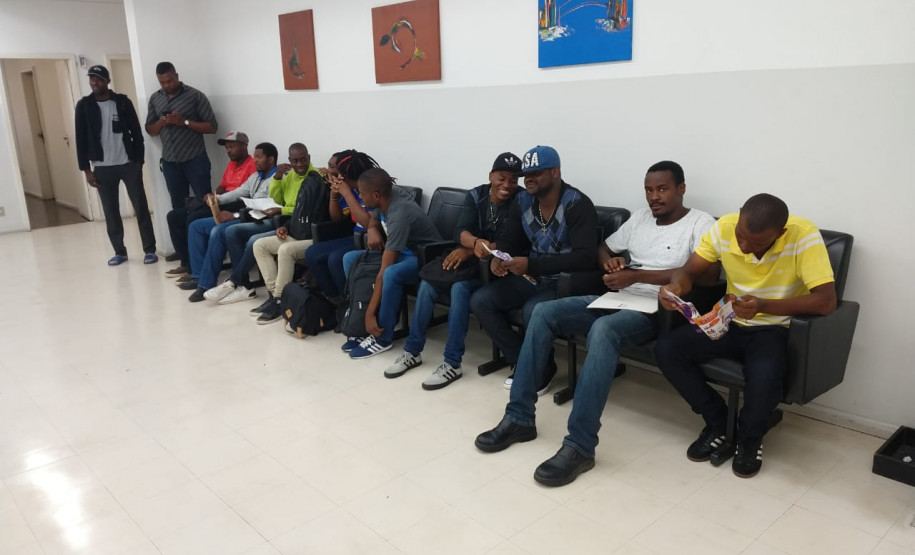 PCPR prende pai e filho suspeitos de vender passagens falsas a haitianos Haitianos vítimas do estelionato,
