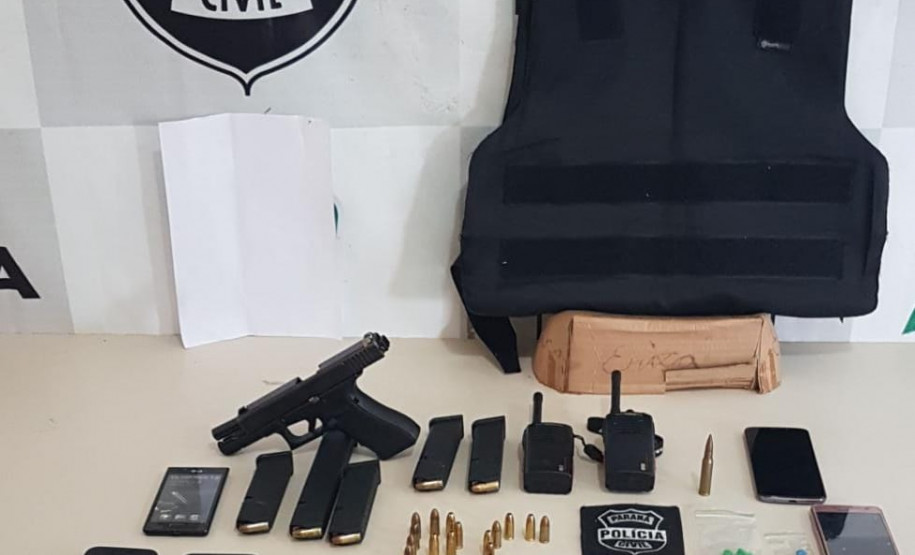 PCPR prende foragido da Justiça e sua companheira em posse de veículo roubado, drogas, arma e munições