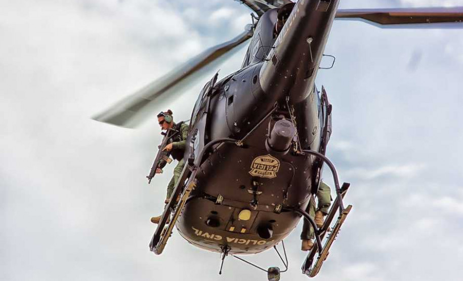 Sete mulheres fazem parte dos grupos de opera&ccedil;&otilde;es especiais da Pol&iacute;cia Civil no Paran&aacute;. S&atilde;o cinco lotadas no Centro de Opera&ccedil;&otilde;es Policiais Especiais (Cope), uma no T&aacute;tico Integrado de Grupos de Repress&atilde;o Especial (Tigre) e uma no Grupamento de Opera&ccedil;&otilde;es A&eacute;reas (GOA). Bruna Roberta Mayer &eacute; uma das integrantes desse elenco e um exemplo de pioneirismo na carreira operacional da institui&ccedil;&atilde;o. Foto: PCPR