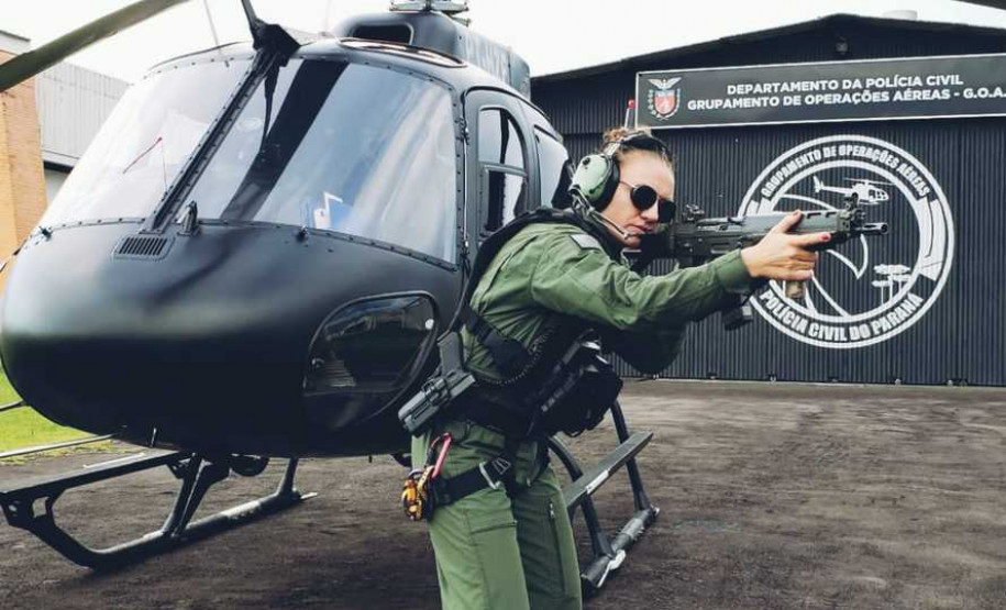 Sete mulheres fazem parte dos grupos de opera&ccedil;&otilde;es especiais da Pol&iacute;cia Civil no Paran&aacute;. S&atilde;o cinco lotadas no Centro de Opera&ccedil;&otilde;es Policiais Especiais (Cope), uma no T&aacute;tico Integrado de Grupos de Repress&atilde;o Especial (Tigre) e uma no Grupamento de Opera&ccedil;&otilde;es A&eacute;reas (GOA). Bruna Roberta Mayer &eacute; uma das integrantes desse elenco e um exemplo de pioneirismo na carreira operacional da institui&ccedil;&atilde;o. Foto: PCPR