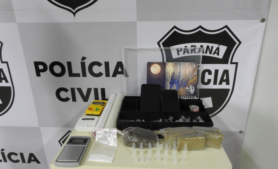 PCPR prende casal suspeito de comercializar drogas para universitários em Toledo PCPR prende casal suspeito de comercializar drogas para universitários em Toledo