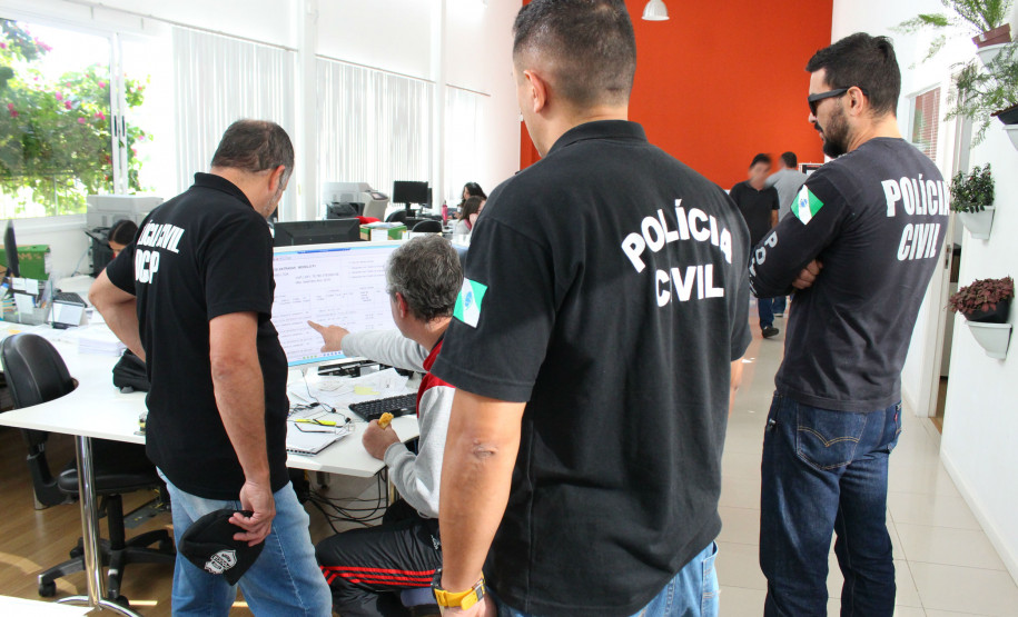 Paper Falsum: PCPR cumpre mandados contra associação criminosa suspeita de lesar empresas em mais de R$ 2 milhões Paper Falsum: PCPR cumpre mandados contra associação criminosa suspeita de lesar empresas em mais de R$ 2 milhões