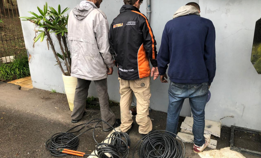 PCPR prende três pessoas em posse de 40 quilos de fio de cobre furtados na Linha Verde PCPR prende três pessoas em posse de 40 quilos de fio de cobre furtados na Linha Verde