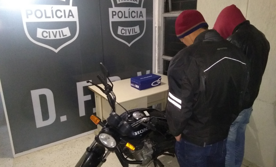 PCPR recupera moto furtada e prende suspeitos de receptação em Campo Largo PCPR recupera moto furtada e prende suspeitos de receptação em Campo Largo