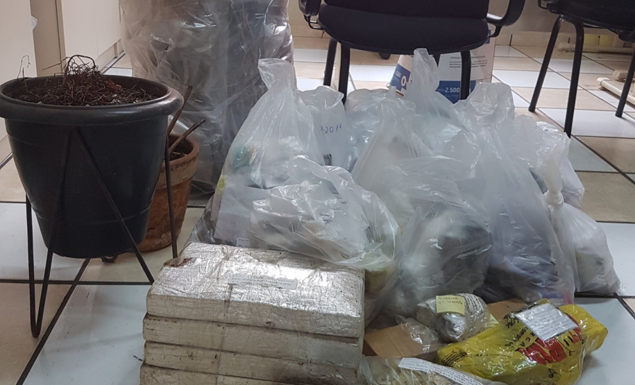 PCPR incinera 30 quilos de drogas diversas em Jacarezinho PCPR incinera 30 quilos de drogas diversas em Jacarezinho