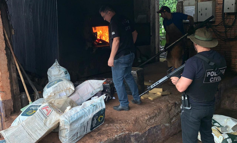 Polícia Civil incinera drogas em Santa Terezinha de Itaipu Polícia Civil incinera drogas em Santa Terezinha de Itaipu