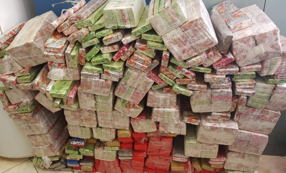 PCPR apreende veículo de luxo e 472 quilos de maconha em Foz do Iguaçu PCPR apreende veículo de luxo e 472 quilos de maconha em Foz do Iguaçu