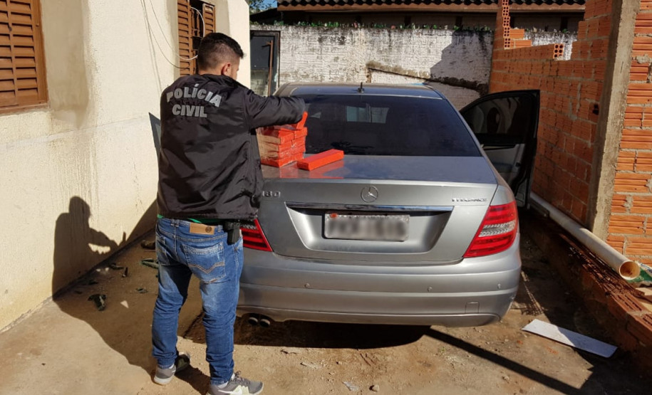 PCPR apreende veículo de luxo e 472 quilos de maconha em Foz do Iguaçu PCPR apreende veículo de luxo e 472 quilos de maconha em Foz do Iguaçu