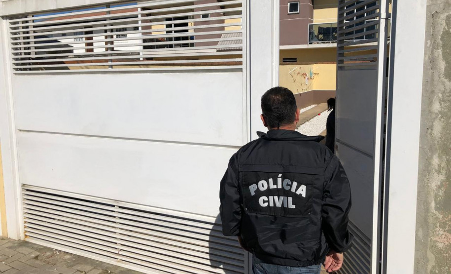 PCPR recupera 11 pássaros mantidos em cativeiro e prende homem por maus-tratos em Curitiba PCPR recupera 11 pássaros mantidos em cativeiro e prende homem por maus-tratos em Curitiba