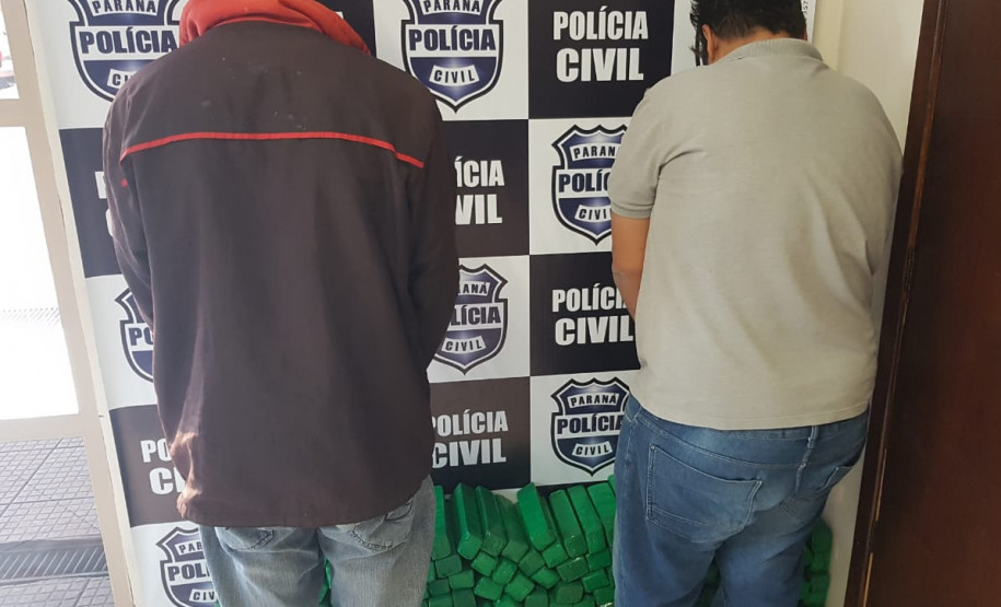 PCPR prende dois por tráfico e aprende quase 100 kg de maconha em Foz do Iguaçu PCPR prende dois por tráfico e aprende quase 100 kg de maconha em Foz do Iguaçu