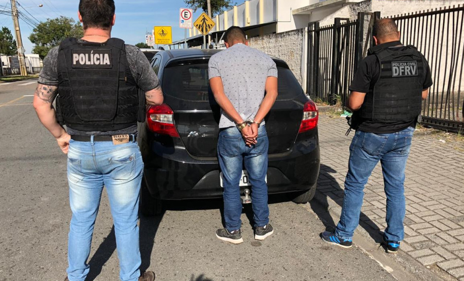 PCPR prende suspeito e recupera veículo horas depois do roubo em São José dos Pinhais PCPR prende suspeito e recupera veículo horas depois do roubo em São José dos Pinhais