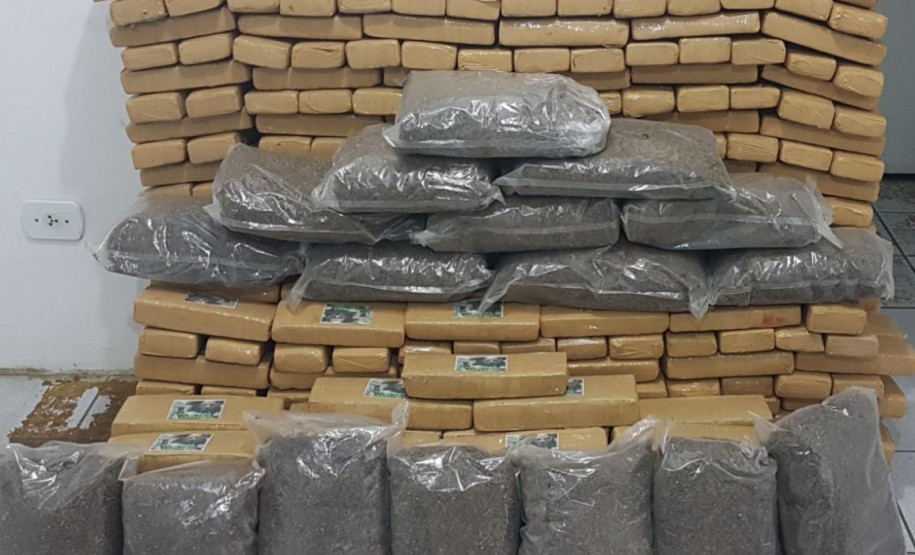 PCPR apreende cerca de 350 quilos de maconha e prende três por tráfico em São Luiz do Purunã PCPR apreende cerca de 350 quilos de maconha e prende três por tráfico em São Luiz do Purunã