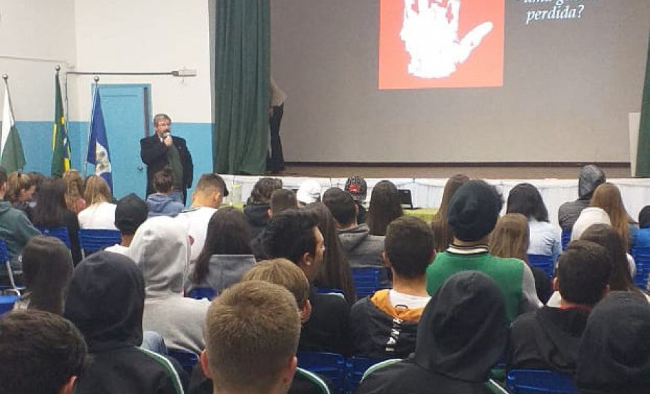 PCPR conscientiza de crianças a adultos sobre as consequências das drogas