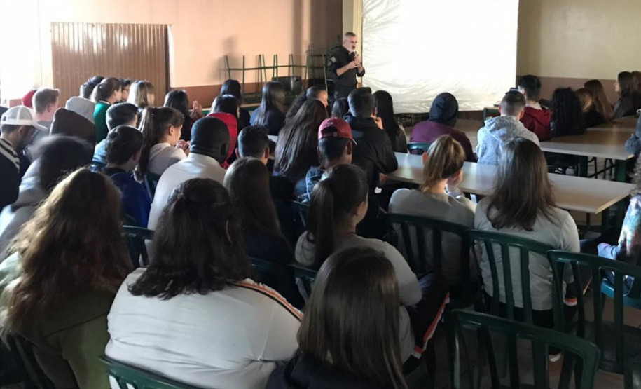 PCPR conscientiza de crianças a adultos sobre as consequências das drogas