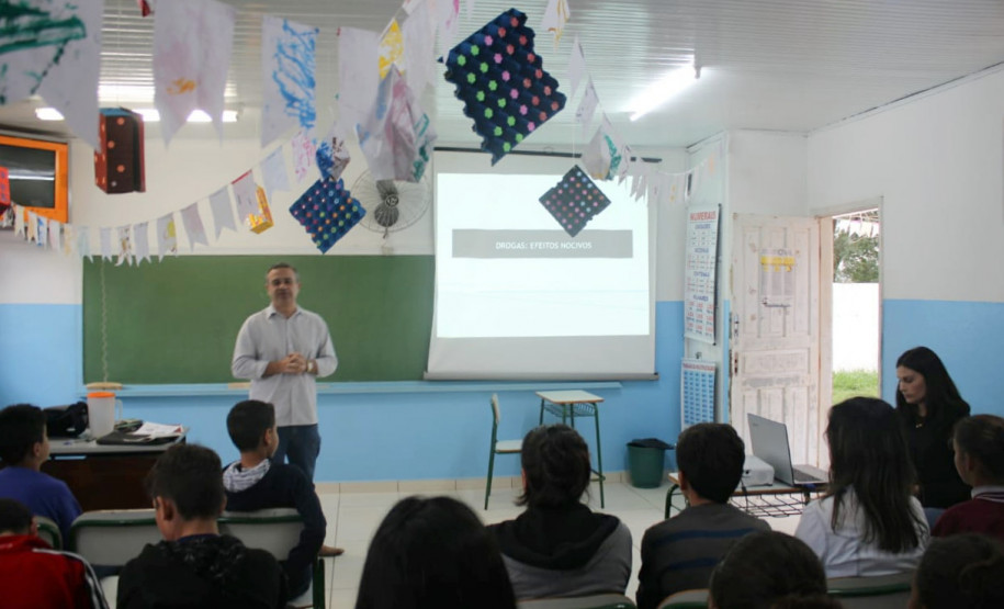 PCPR ministra palestra de prevenção às drogas em Ribeirão do Pinhal
