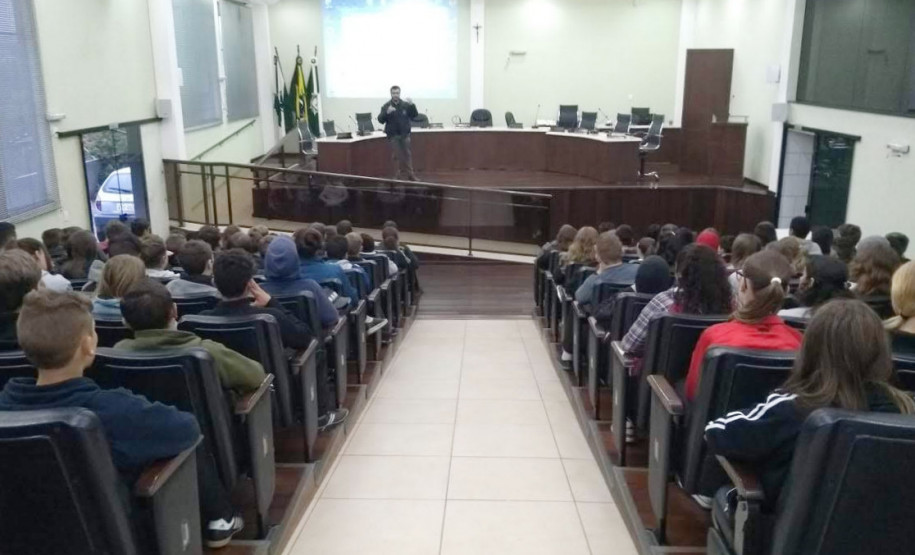 Palestra antidrogas da PCPR atinge 2,2 mil alunos em Ubiratã e Mallet