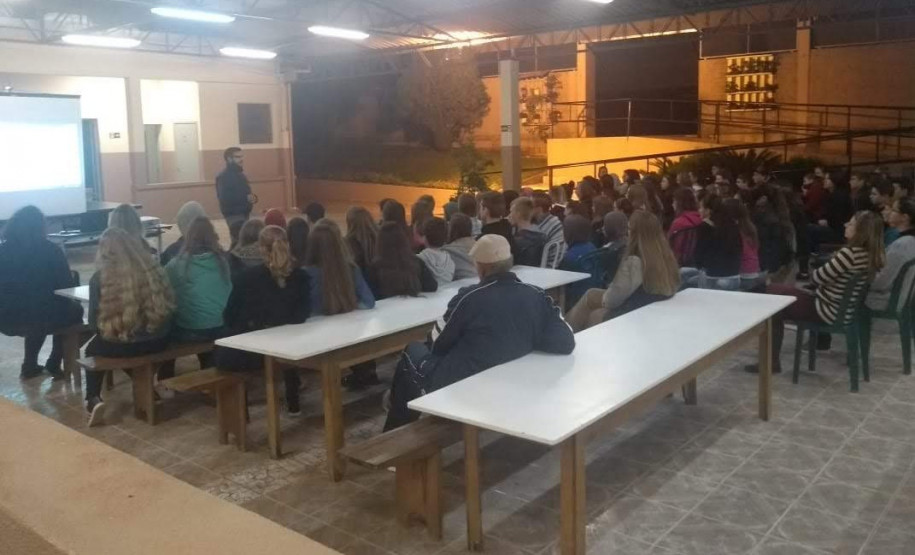 Palestra antidrogas da PCPR atinge 2,2 mil alunos em Ubiratã e Mallet