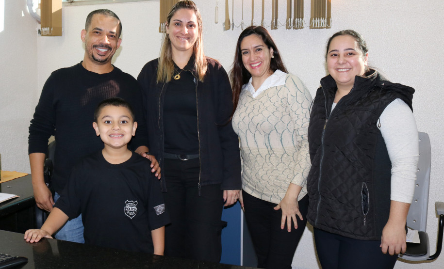 PCPR recebe garoto que sonha em ser policial civil em unidade de Foz do Iguaçu