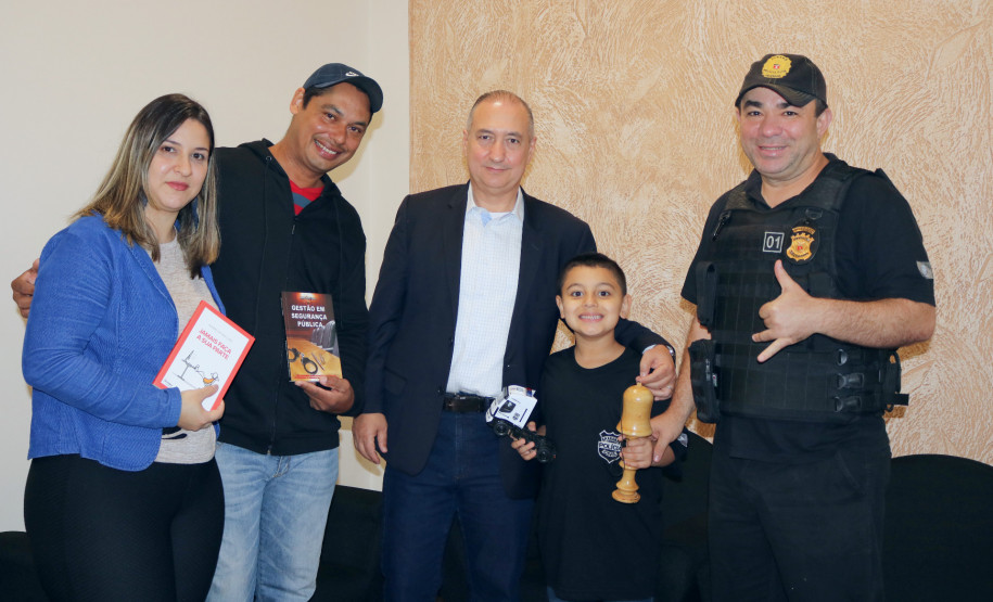 PCPR recebe garoto que sonha em ser policial civil em unidade de Foz do Iguaçu