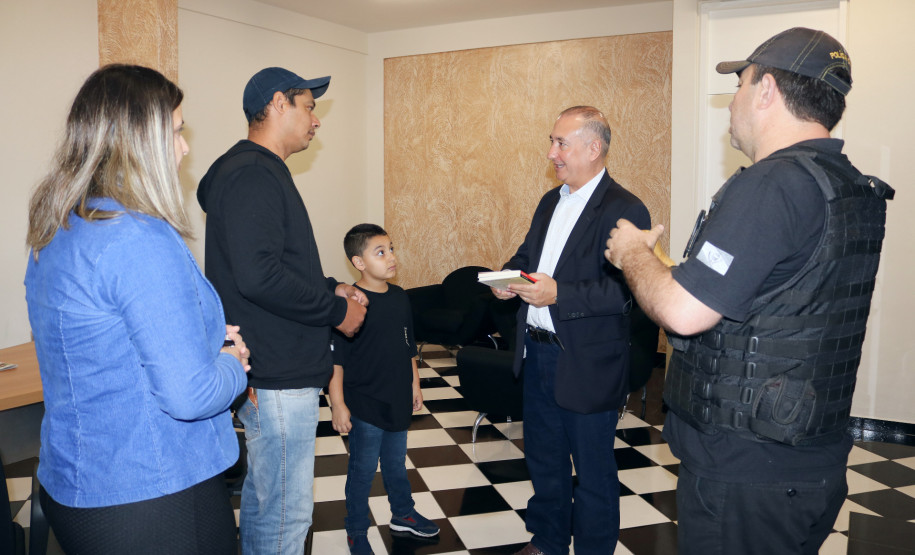 PCPR recebe garoto que sonha em ser policial civil em unidade de Foz do Iguaçu