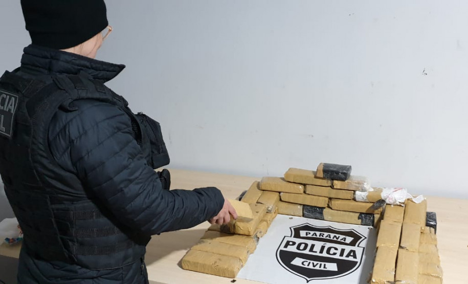 PCPR prende casal que tentava transportar 18 quilos de maconha do Oeste ao Litoral do Estado PCPR prende casal que tentava transportar 18 quilos de maconha do Oeste ao Litoral do Estado