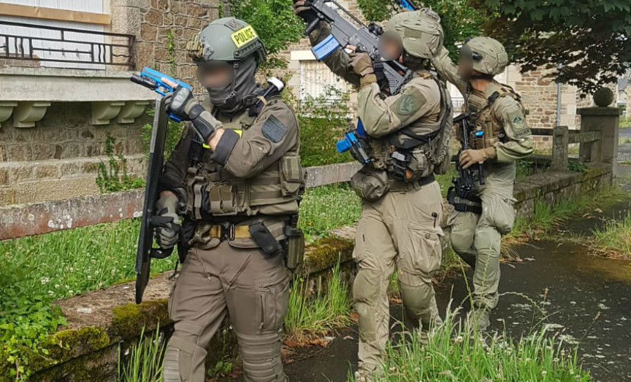 Delegado da PCPR conclui estágio de táticas antiterrorismo da França.