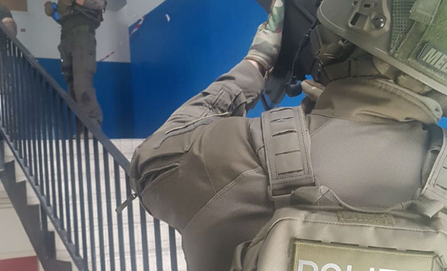 Delegado da PCPR conclui estágio de táticas antiterrorismo da França.