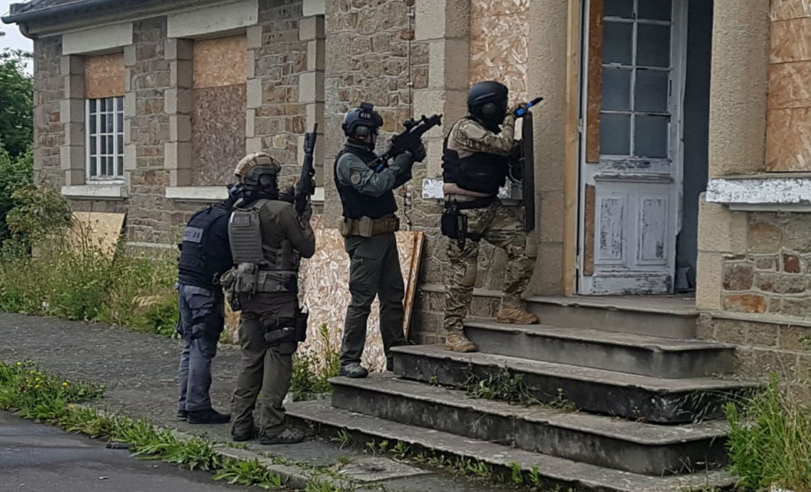 Delegado da PCPR conclui estágio de táticas antiterrorismo da França.