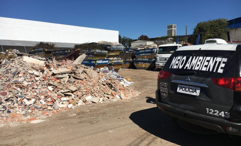 PCPR prende três pessoas por cometerem crimes ambientais na Capital PCPR prende três pessoas por cometerem crimes ambientais na Capital