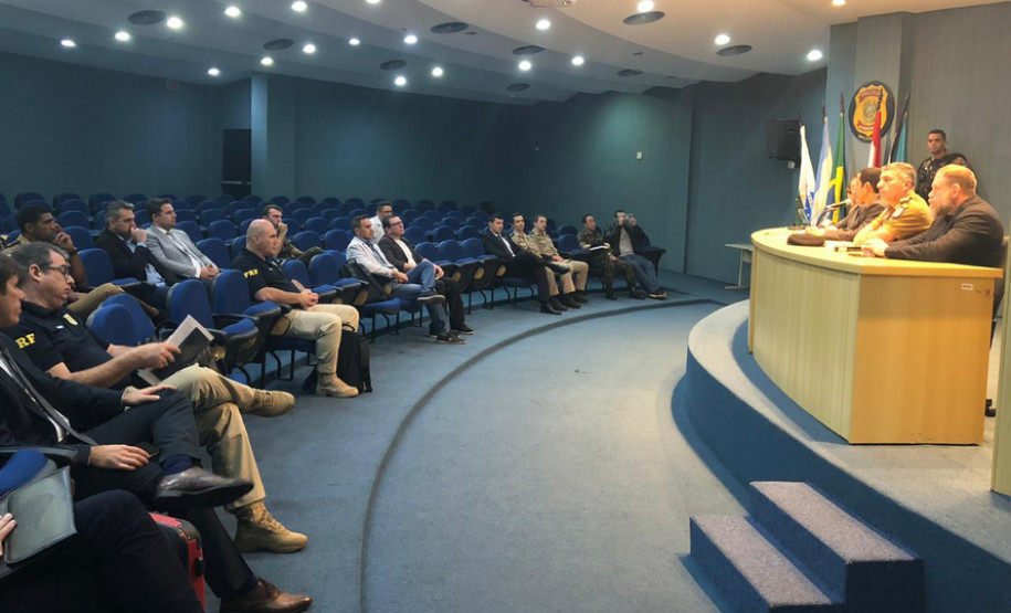 Forças de segurança discutem combate ao crime na fronteira.