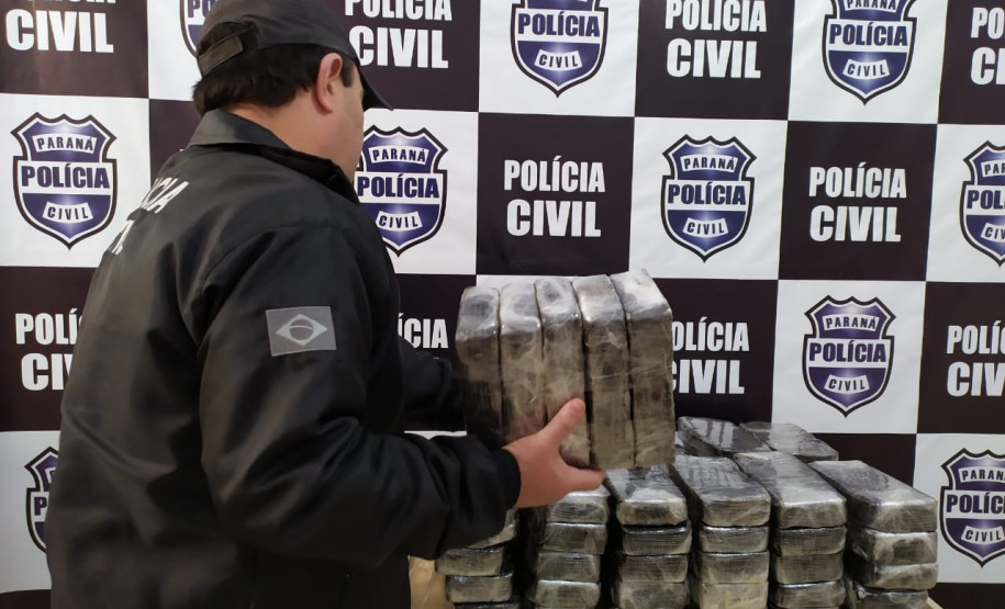 PCPR apreende 65 quilos de crack em Foz do Iguaçu PCPR apreende 65 quilos de crack em Foz do Iguaçu.