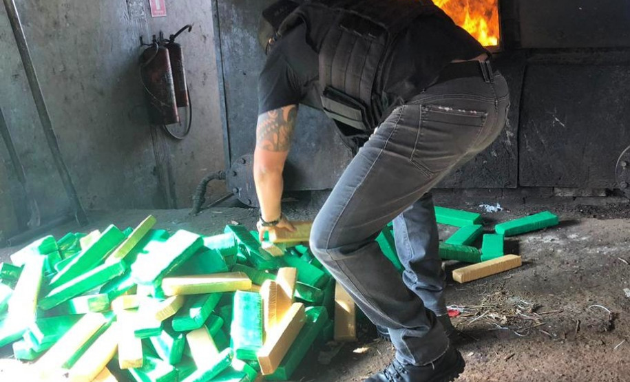 PCPR incinera 3,2 toneladas de drogas em Santa Terezinha do Itaipu.