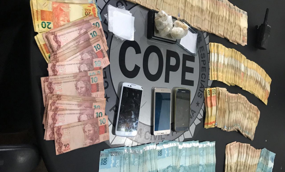 PCPR prende em flagrante mulher com drogas e R$ 47 mil em Colombo PCPR prende em flagrante mulher com drogas e R$ 47 mil em Colombo