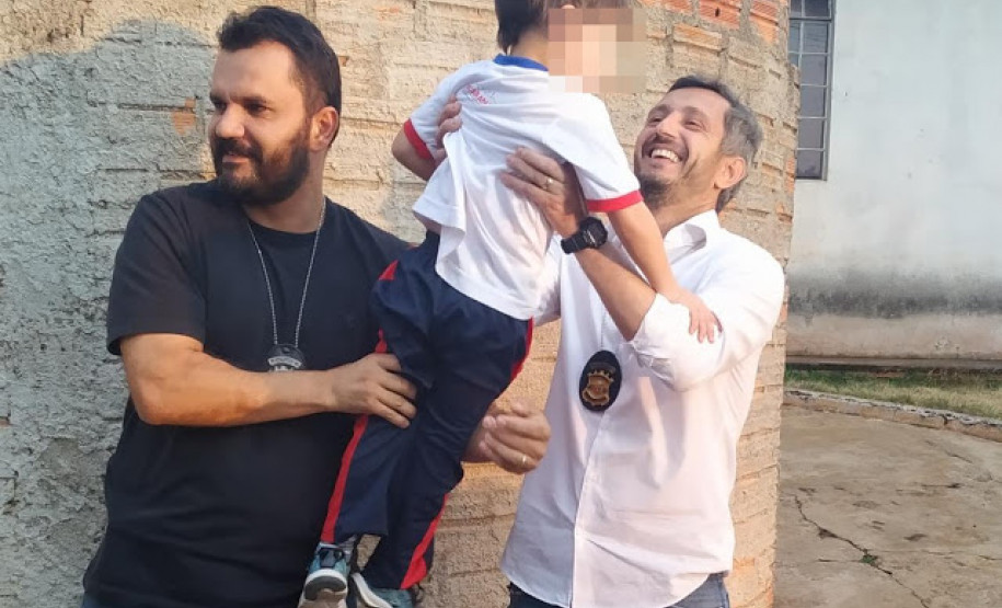 Policiais civis presenteiam criança vítima de maus-tratos e lesão corporal em Apucarana