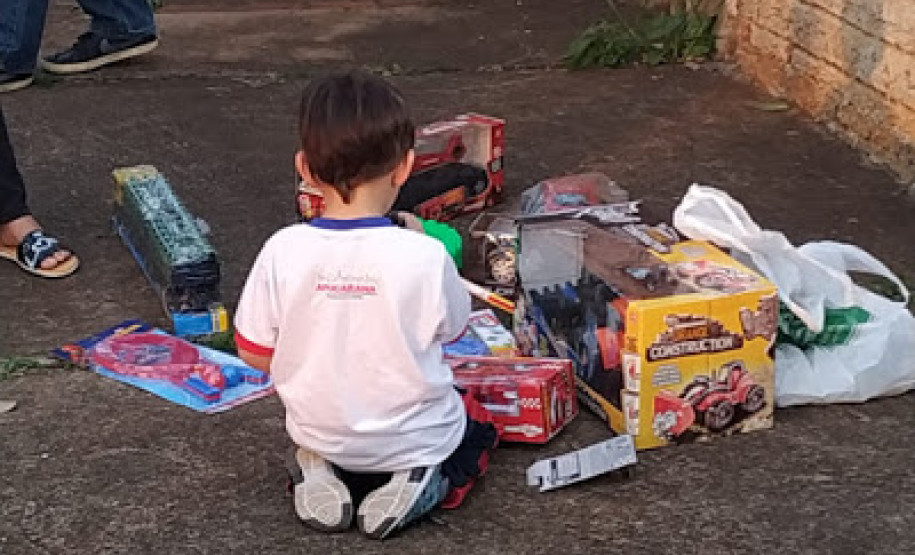 Policiais civis presenteiam criança vítima de maus-tratos e lesão corporal em Apucarana