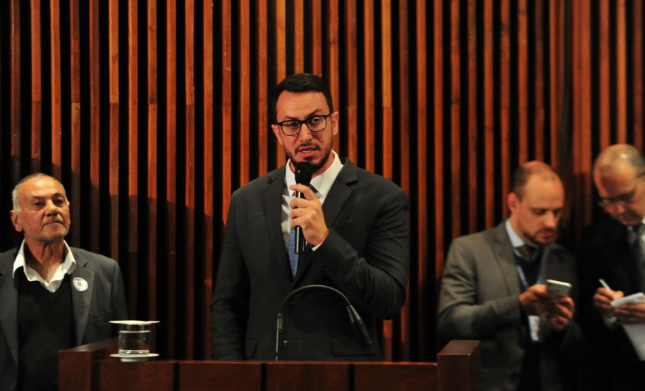 Delegado da PCPR debate maus-tratos a animais na Alep