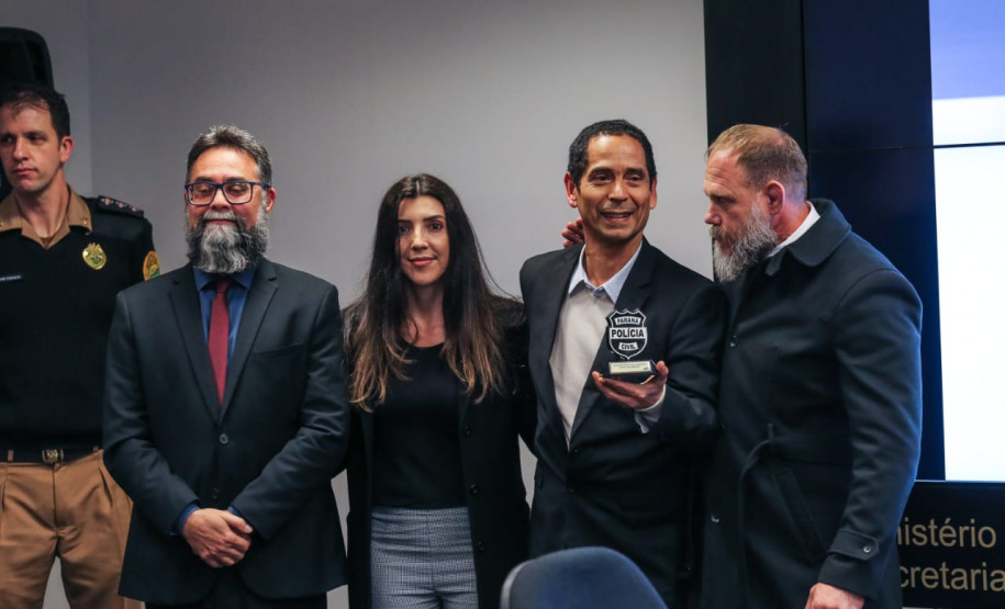 Delegado-geral quebra protocolo e faz homenagem à escrivã de polícia durante solenidade