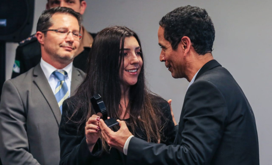 Delegado-geral quebra protocolo e faz homenagem à escrivã de polícia durante solenidade