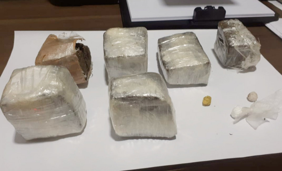 PCPR prende mulher que deixou drogas e celulares próximo a carceragem em Ibaiti PCPR prende mulher que deixou drogas e celulares próximo a carceragem em Ibaiti