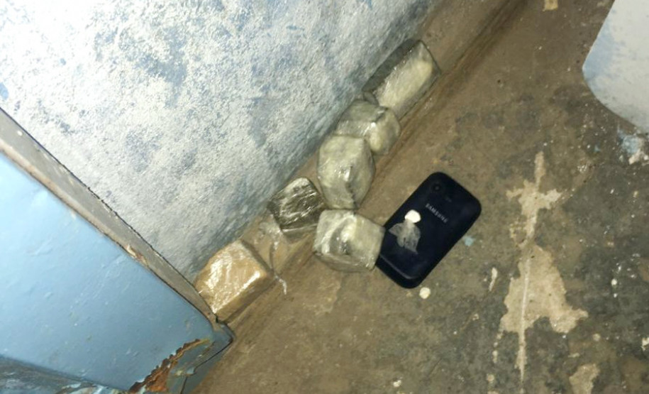 PCPR prende mulher que deixou drogas e celulares próximo a carceragem em Ibaiti PCPR prende mulher que deixou drogas e celulares próximo a carceragem em Ibaiti