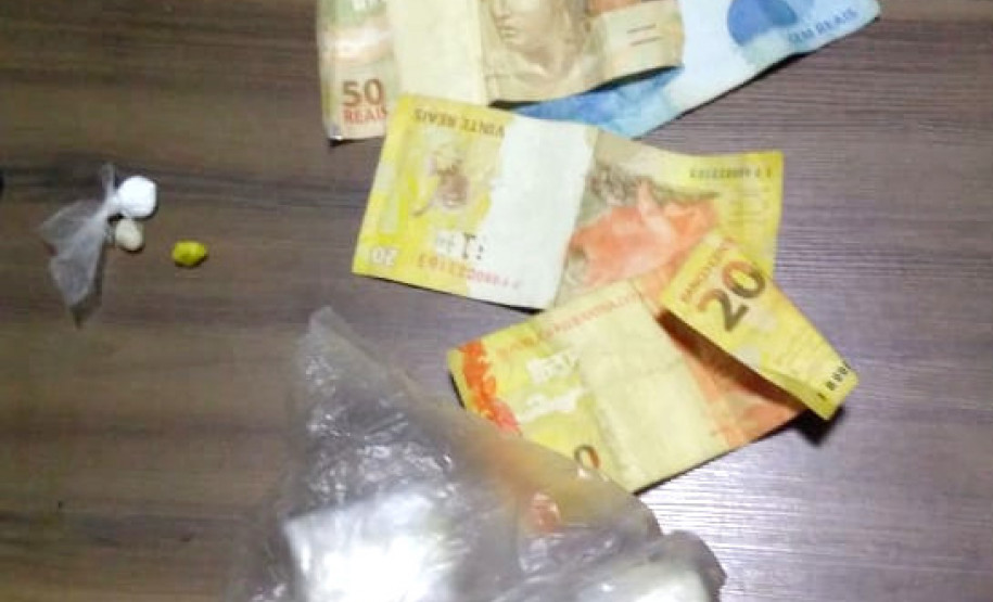 PCPR prende mulher que deixou drogas e celulares próximo a carceragem em Ibaiti PCPR prende mulher que deixou drogas e celulares próximo a carceragem em Ibaiti