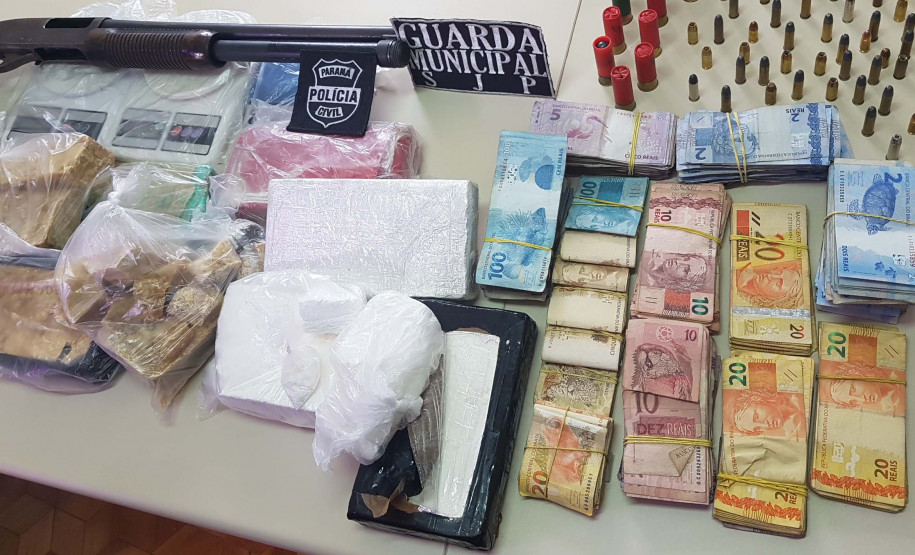 PCPR e GM desarticulam esquema de drogas em São José dos Pinhais PCPR e GM desarticulam esquema de drogas em São José dos Pinhais