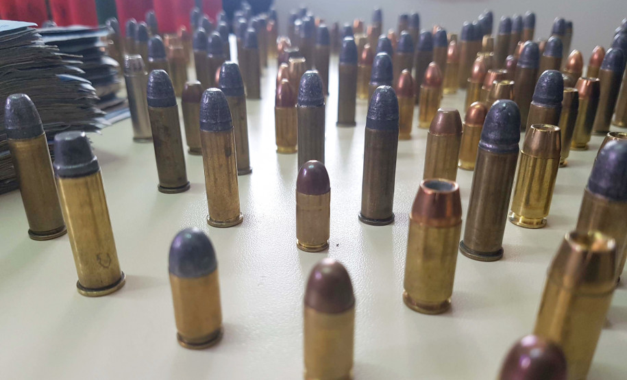 PCPR e GM desarticulam esquema de drogas em São José dos Pinhais PCPR e GM desarticulam esquema de drogas em São José dos Pinhais