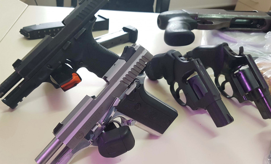 PCPR e GM desarticulam esquema de drogas em São José dos Pinhais PCPR e GM desarticulam esquema de drogas em São José dos Pinhais