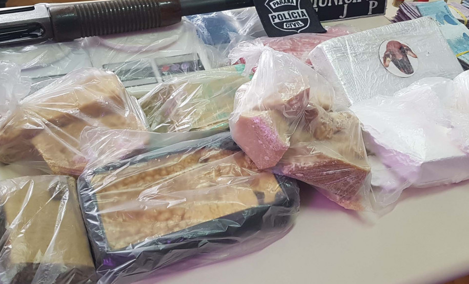 PCPR e GM desarticulam esquema de drogas em São José dos Pinhais PCPR e GM desarticulam esquema de drogas em São José dos Pinhais