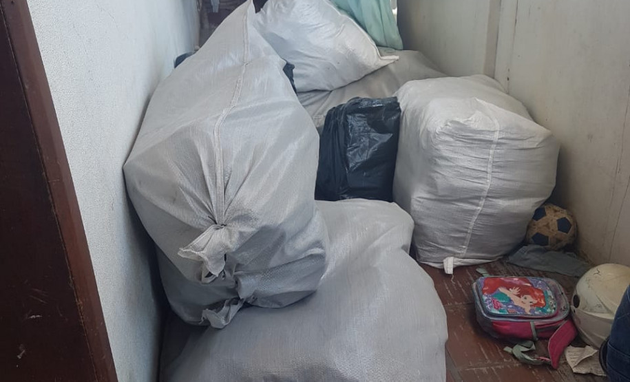 PCPR apreende 300 quilos de agrotóxicos e sapatos falsificados durante operação Hórus