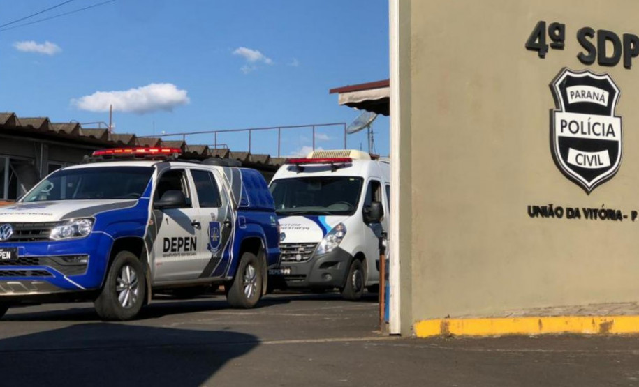 PCPR auxilia remoção de 40 presos da carceragem de União da Vitória para o Depen PCPR auxilia remoção de 40 presos da carceragem de União da Vitória para o Depen